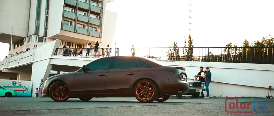 Audi A4 — шоколадный винил