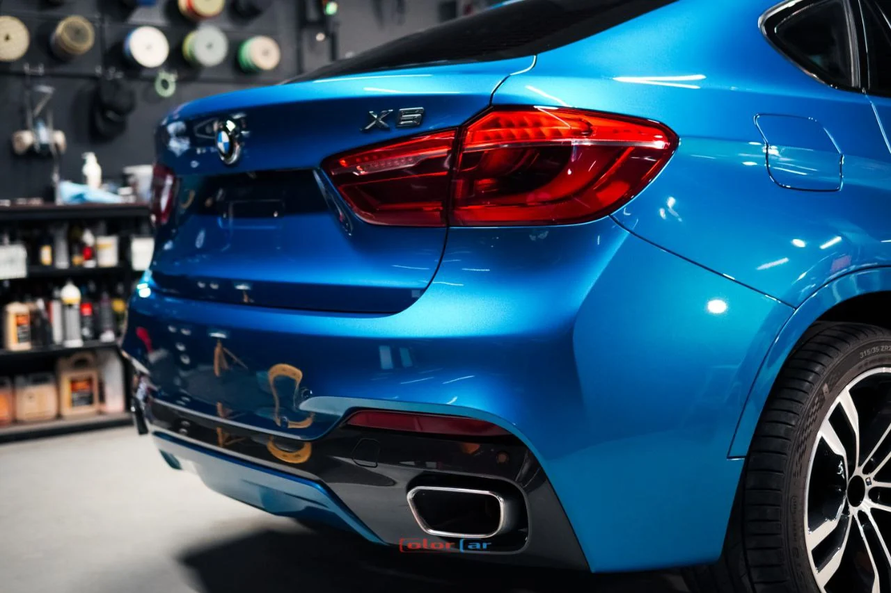 Отражения на заднем крыле BMW X6 после полировки и керамики