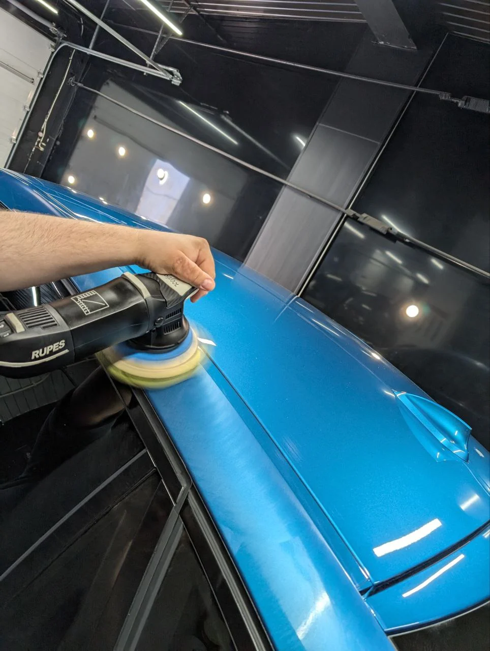 Полировка капота BMW X6 машинкой