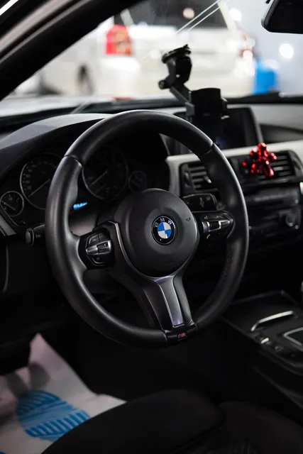BMW 3 Series — Полировка и уход за моторным отсеком, кадр 14