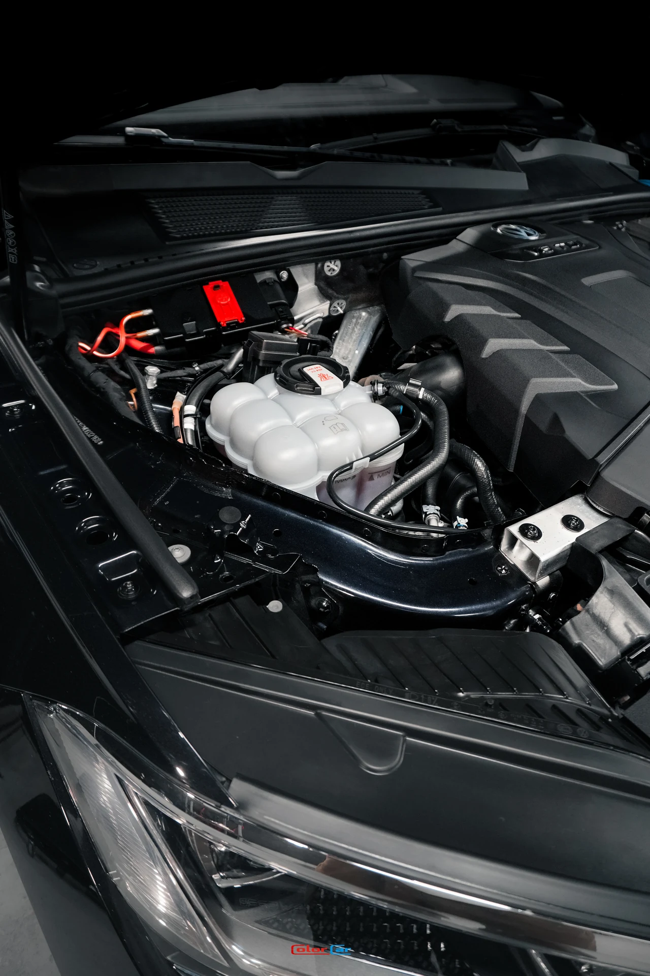 Подкапотное пространство Volkswagen Touareg в процессе ухода