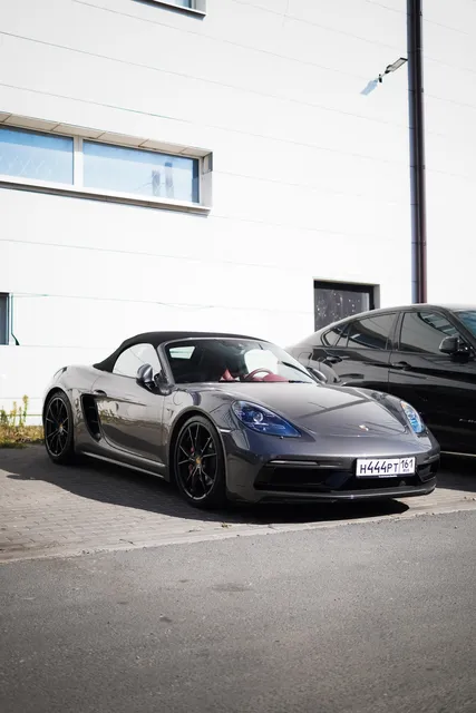 Porsche 718 Boxster — Полировка серого кузова, кадр 2