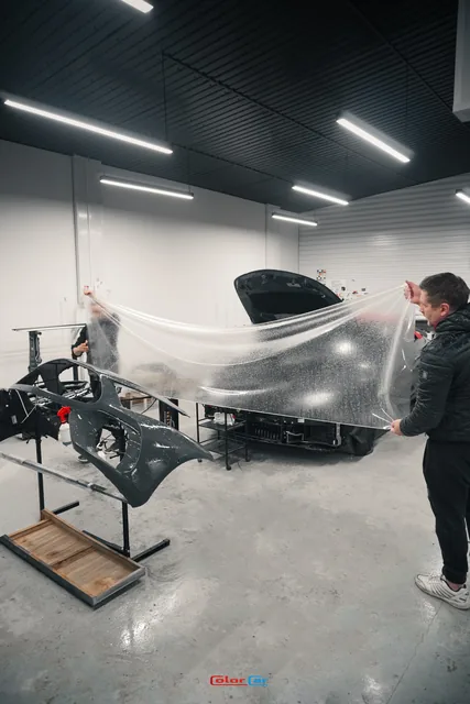 Распределение прозрачной плёнки на снятом бампере Mercedes SL, кадр 8