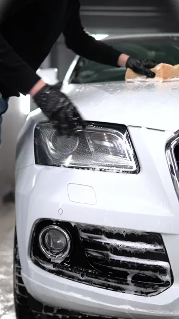 Audi Q5 — Детейлинг-мойка белого кузова, кадр 11