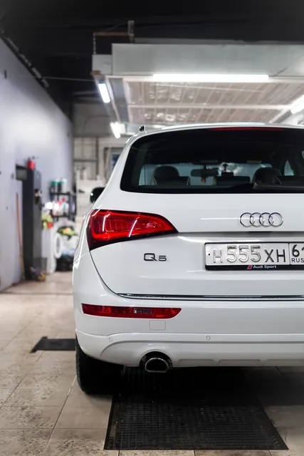 Audi Q5 — Детейлинг-мойка белого кузова, кадр 6