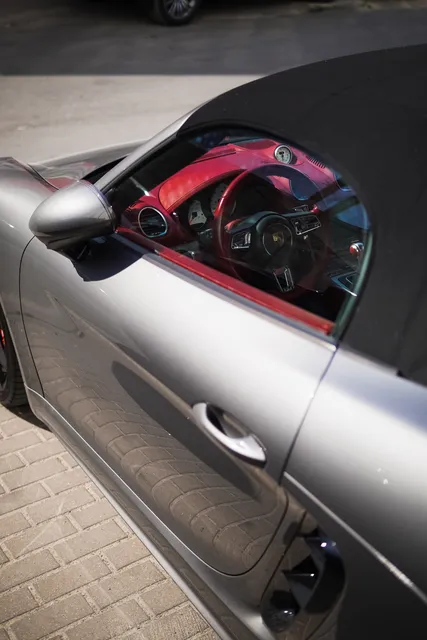 Porsche 718 Boxster — Полировка серого кузова, кадр 4