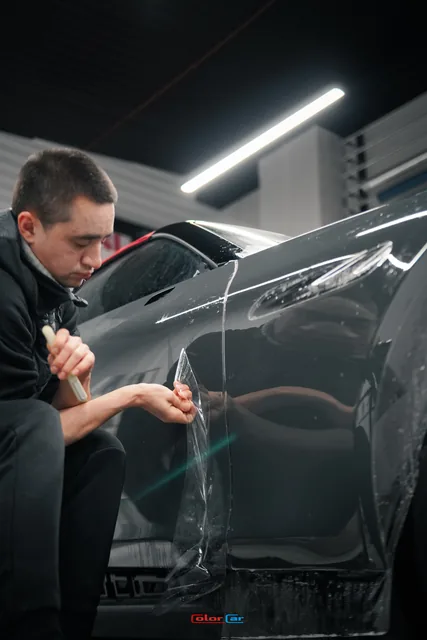Оклейка двери Mercedes SL прозрачной полиуретановой плёнкой, кадр 5