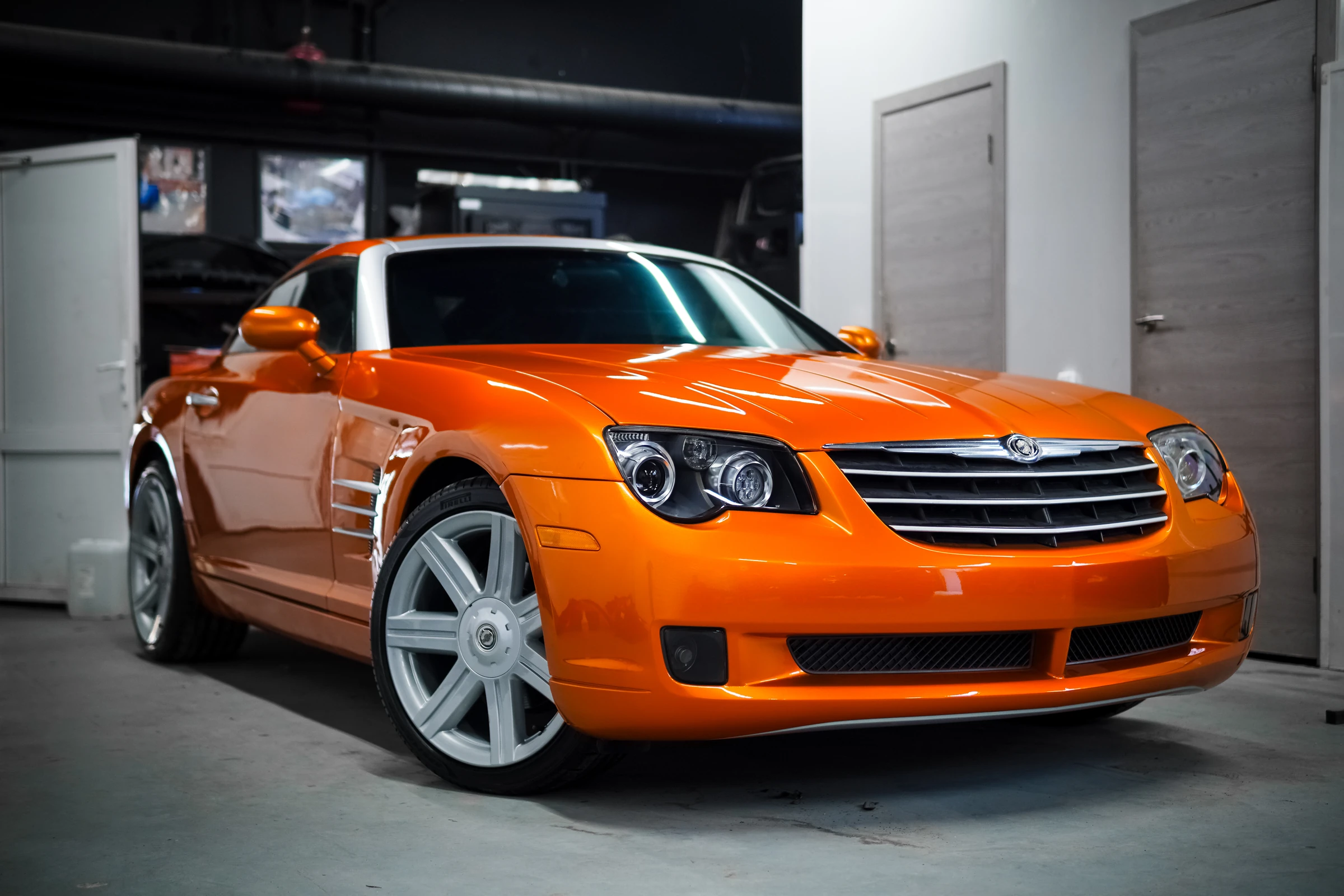 Оранжевый Chrysler Crossfire после оклейки кузова винилом — вид спереди и сбоку, кадр 19