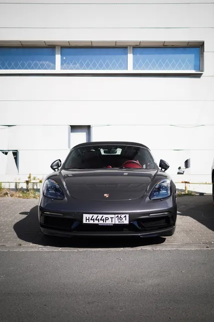 Porsche 718 Boxster — Полировка серого кузова, кадр 6