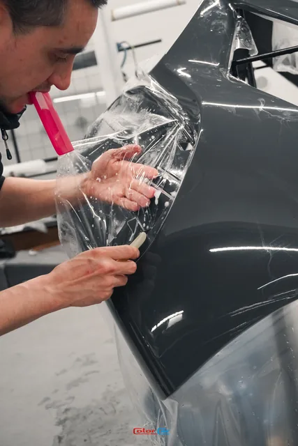 Подгонка плёнки на изгибе бампера Mercedes SL крупным планом, кадр 10