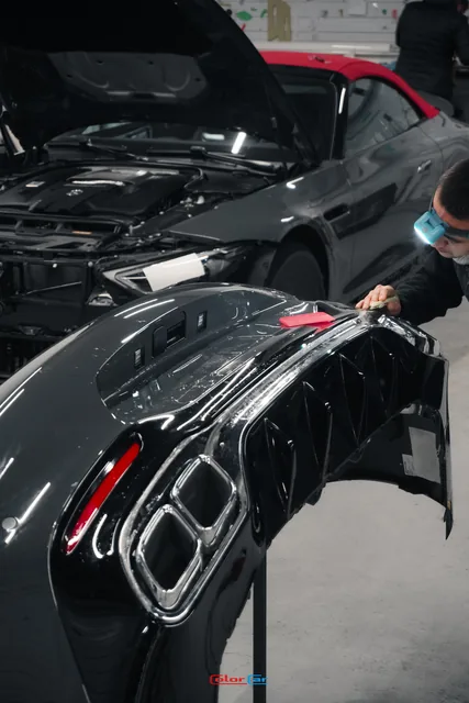 Оклейка заднего бампера Mercedes SL возле насадок выхлопа, кадр 12