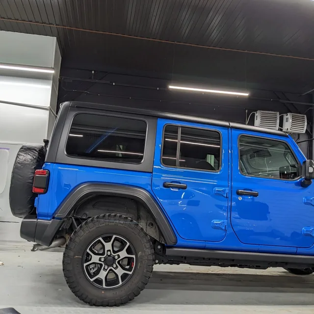Jeep Wrangler — правый борт и заднее крыло после оклейки, кадр 5