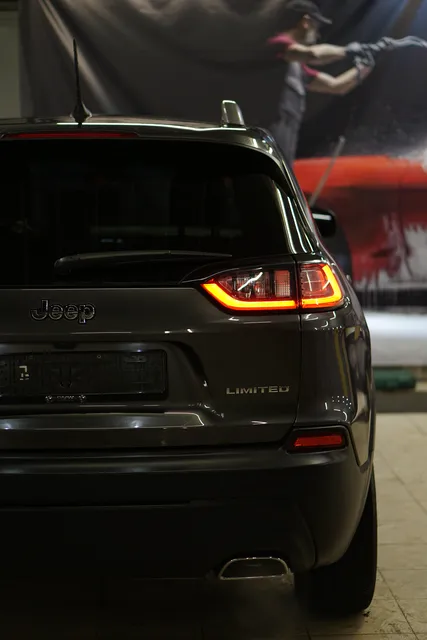 Jeep Grand Cherokee — Регулярный уход, кадр 8