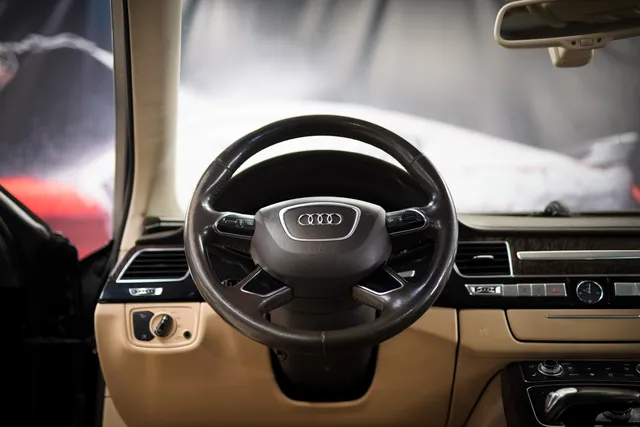 Audi A8 L W12 — Химчистка светлого салона, кадр 6