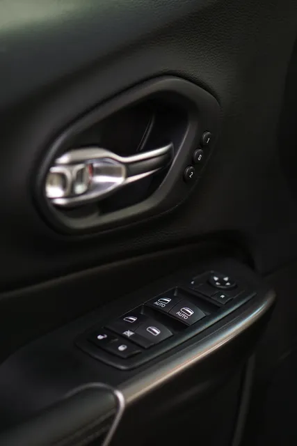 Jeep Grand Cherokee — Регулярный уход, кадр 6
