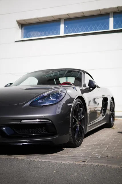 Porsche 718 Boxster — Полировка серого кузова, кадр 5