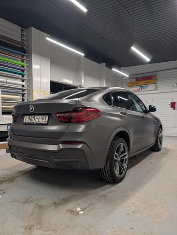 Сатиновый антрацит на BMW X4, вид сзади сбоку, кадр 3