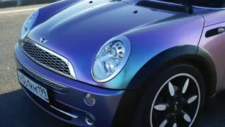 MINI Cooper в плёнке-хамелеоне — видео автомобиля в движении, кадр 1