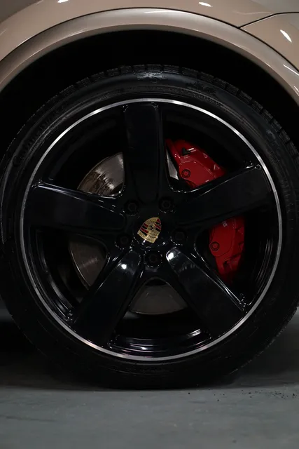 Porsche Cayenne GTS — Полировка, керамика и защита глянцевых элементов, кадр 3