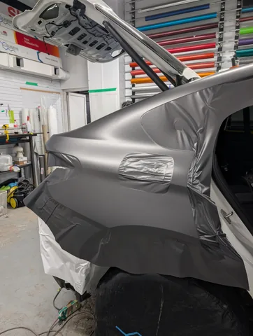 Формовка винила на заднем крыле BMW X4, кадр 8