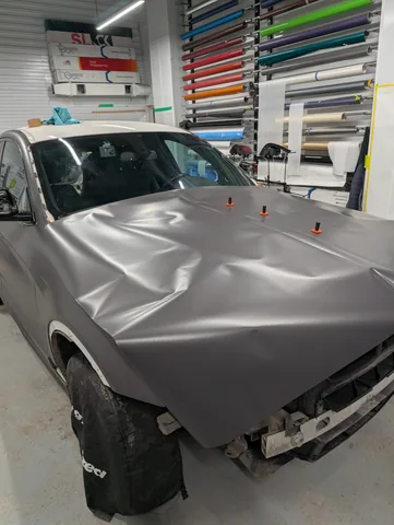 Процесс оклейки капота BMW X4, кадр 11